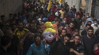 Sejumlah warga Palestina ramai-ramai turun ke jalan untuk mengantarkan jenazah seorang bocah berusia 11 tahun yang menjadi korban serangan udara Israel di kawasan Gaza, Selasa (11/5/2021). AP Photo/Khalil Hamra.  
