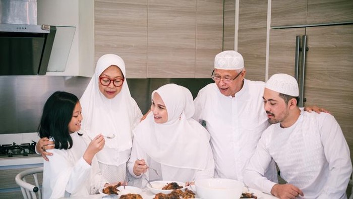 Adab Islam saat Bertamu dan Menjamu Makanan di Hari Raya Idul Fitri