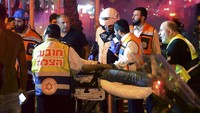 Badan penyelamat Magen David Adom Israel mengatakan tiga orang di Holon telah dirawat di rumah sakit setelah serangan itu. Mereka termasuk seorang gadis berusia lima tahun, serta dua wanita, satu berusia 50 dan satu 30 tahun. AP Photo/Avshalom Sassoni  