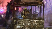 Juru bicara polisi Israel Mickey Rosenfeld mengatakan bahwa sebuah bus kosong telah ditabrak di Holon, selatan Tel Aviv, dan sebuah roket telah jatuh di Rishon Letzion di Israel tengah. AP Photo/Avshalom Sassoni  