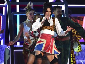 Gaya Unik Dua Lipa di Brit Awards 2021, Penghormatan untuk Amy Winehouse