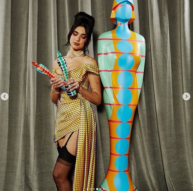 Brit Awards 2021 berlangsung di O2 Arena, London, Inggris, Selasa (11/5/2021). Di ajang penghargaan bergengsi bagi insan musik Inggris ini, Dua Lipa hadir sebagai nomine sekaligus penampil. (Foto: Instagram/@brits)