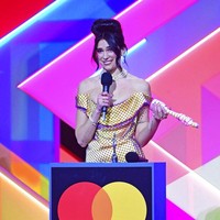 Dua Lipa punya cara tersendiri untuk memberikan penghormatan bagi idolanya, mendiang Amy Winehouse. Muncul di ajang Brit Awards 2021, ia bergaya seperti penyanyi muda yang meninggal 10 tahun lalu itu. (Foto: Ian West/PA via AP)
