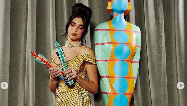 Foto: Gaya Memukau Dua Lipa di Brit Awards, Terinspirasi Amy Winehouse