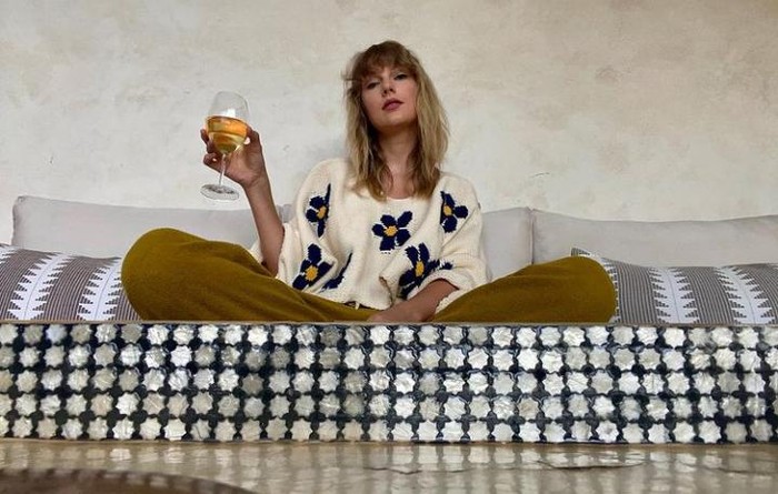Galeri Taylor Swift Taylor Swift Ternyata Hobi Nongkrong, Yuk Intip Keseruannya!