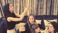 Di balik kesibukannya sebagai seorang penyanyi internasional, Taylor Swift ternyata masih suka nongkrong dengan teman-temannya. Foto: Instagram/taylorswift