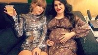 Taylor Swift juga orang yang perhatian pada orang di sekitarnya. Ia terlihat begitu peduli pada salah satu teman yang sedang mengandung. Foto: Instagram/taylorswift