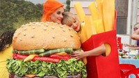Kedekatan Taylor Swift dekat penyanyi lainnya juga terlihat saat ia berfoto bersama Katy Perry dengan menggunakan kostum berkonsep kids meal. Foto: Instagram/taylorswift