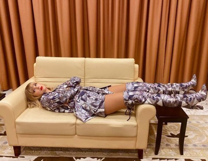 Galeri Taylor Swift Taylor Swift Ternyata Hobi Nongkrong, Yuk Intip Keseruannya!