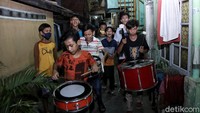 Di sisi lain para tenaga kesehatan yang beberapa pasien  di Wisma Atlet Kemayoran yang masih berjuang untuk melawan pandemi.