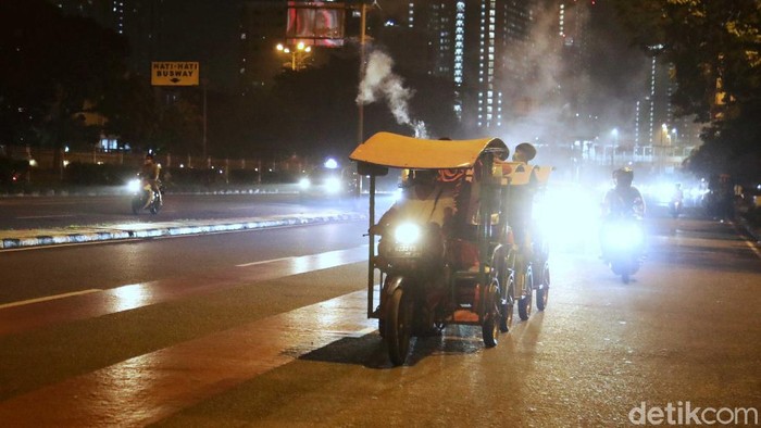 Anak-anak melakukan takbir keliling dengan menggemakan takbir di kawasan pemukiman padat SunterJaya yang berdekatan Rumah Sakit Darurat COVID-19 Kemayoran, Jakarta, Rabu (12/5).