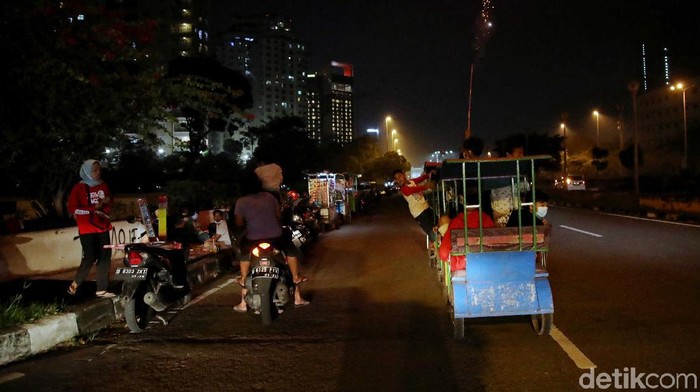 Anak-anak melakukan takbir keliling dengan menggemakan takbir di kawasan pemukiman padat SunterJaya yang berdekatan Rumah Sakit Darurat COVID-19 Kemayoran, Jakarta, Rabu (12/5).