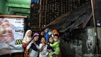Bahkan Menteri Agama (Menag) Yaqut Cholil Qoumas mengingatkan kembali masyarakat agar tidak menjalani takbir keliling karena berpotensi melanggar protokol kesehatan (prokes).