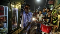 Bahkan tahun sekarang pun, pandemi itu membuat acara takbir keliling dihentikan sementara.