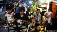 Perlu diketahui anak-anak ini menggemakan takbir dengan alat seadanya.