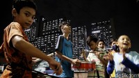 Yaitu memakai gendang dan rebana dan dibantu teman-temanya untuk menggemakan takbir. 