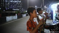Sungguh pemandangan yang sangat kontras ketika mereka menggemakan takbir dengan latar belakang Rumah Sakit Darurat COVID-19.