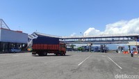 Pantauan detikcom di lapangan, Rabu (12/5/2021), tak ada kendaraan kecil sejenis minibis ataupun sedan yang melintas di pelabuhan. Hanya kendaraan truk logistik yang lalu lalang di areal parkir pelabuhan. Bahkan tidak ada penumpang pejalan kaki yang menyeberang dari pelabuhan ketapang. 