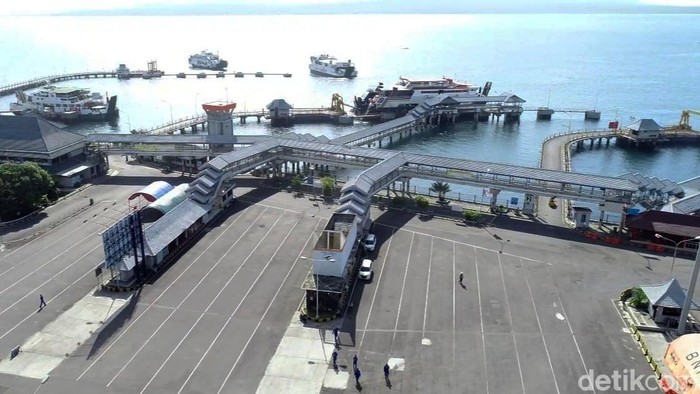 Sejak larangan mudik berlaku, suasana di Pelabuhan ASDP Ketapang Banyuwangi sepi dan lengang. Hanya ada beberapa kendaraan logistik.