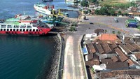 Penurunan juga tercatat di kendaraan-kendaraan. Roda 2 tercatat dari gilimanuk hanya ada 49 unit. Padahal tahun lalu di saat pandemi ada 908 kendaraan roda dua yang menyeberang. Sebelum pandemi jumlahnya jauh lebih tinggi yaitu sekitar 13.478 kendaraan. Petugas pelabuhan, Joko mengaku musim mudik kali ini kondisi pelabuhan penyeberangan terpantau sepi. Bahkan pelabuhan ASDP Ketapang seperti halnya pelabuhan logistik. Karena hanya kendaraan logistik yang melakukan penyeberangan Jawa Bali ini. 