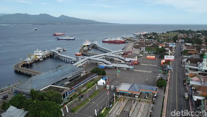 Giliran Pelabuhan ASDP Ketapang Banyuwangi yang Kini Sepi Sejak larangan mudik berlaku, suasana di Pelabuhan ASDP Ketapang Banyuwangi sepi dan lengang. Hanya ada beberapa kendaraan logistik.