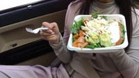 Di sela-sela syutingnya, Go Min Si tampak menikmati sepiring salad berukuran besar. Isinya berupa selada, tomat, alpukat, dan lainnya. Foto: Instagram @gominsi