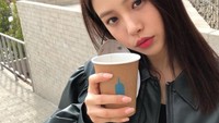 Aktris yang pernah berperan dalam drama Love Alarm ini juga hobi nongkrong di kafe. Seperti momennya minum segelas kopi hangat ini. Foto: Instagram @gominsi