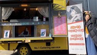 Saat sedang syuting, Go Min Si sering mendapatkan kiriman food truck. Salah satunya seperti yang ia abadikan berikut ini. Foto: Instagram @gominsi