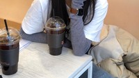 Tak hanya kopi hangat, Go Min Si juga menyukai Iced Americano. Ia pun berpose dengan segelas besar Americano di salah satu kafe. Foto: Instagram @gominsi