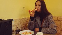 Jalan-jalan ke Italia, menikmati pizza  enak tak kelewatan dilakukannya. Pizza dengan keju mozarella yang lumer itu terlihat menggugah selera. Foto: Instagram @gominsi