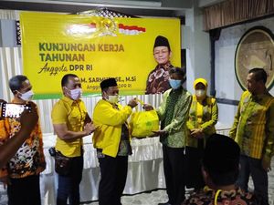 Ketua Golkar Jawa Timur Bagikan 8.500 Paket Sembako