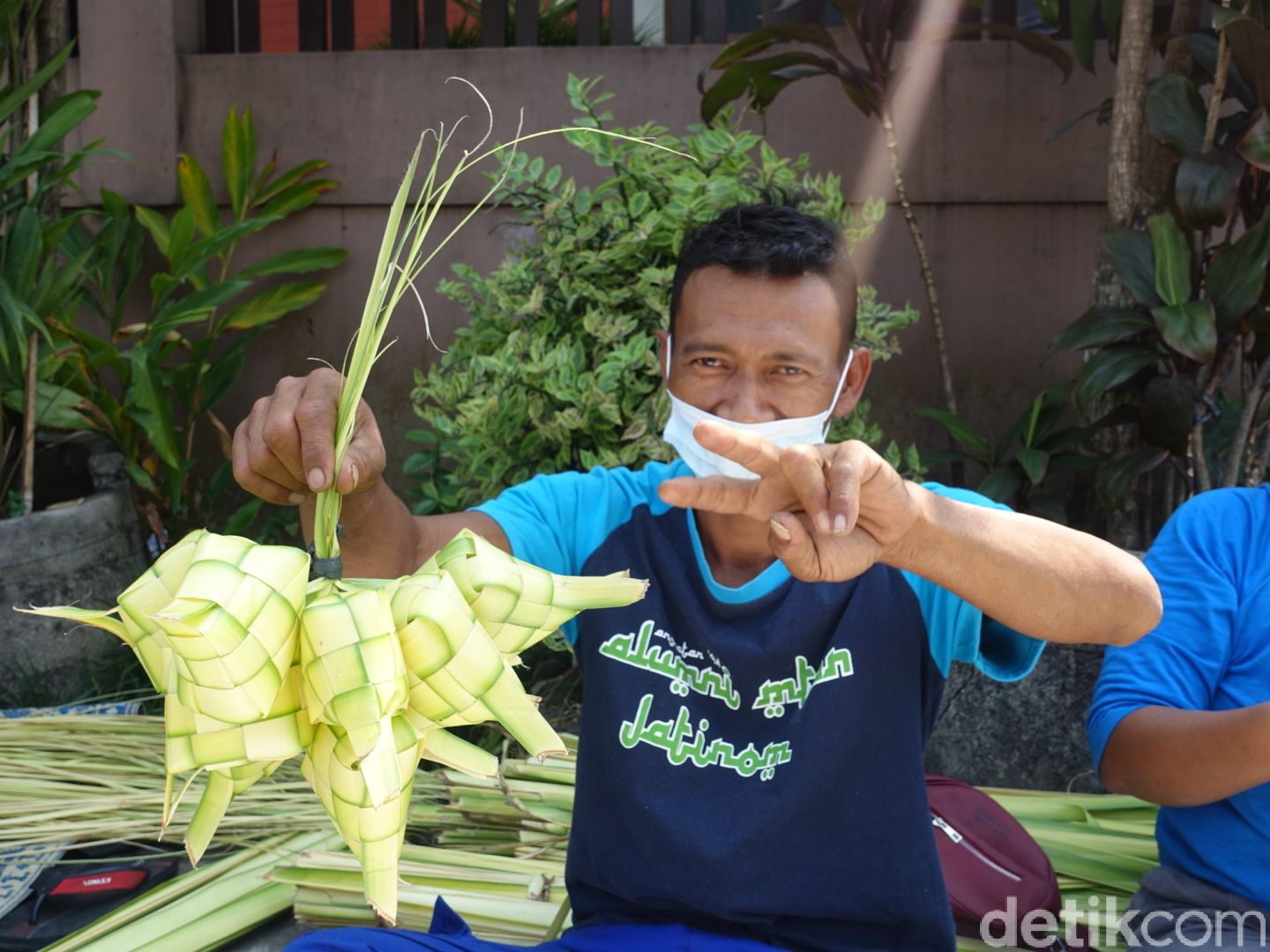 H-1 Lebaran, Penjualan Kulit Ketupat Lesu