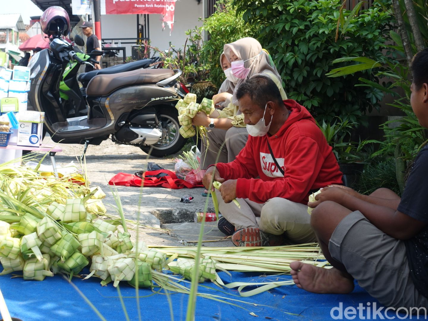 H 1 Lebaran Penjualan Kulit Ketupat Lesu 5932