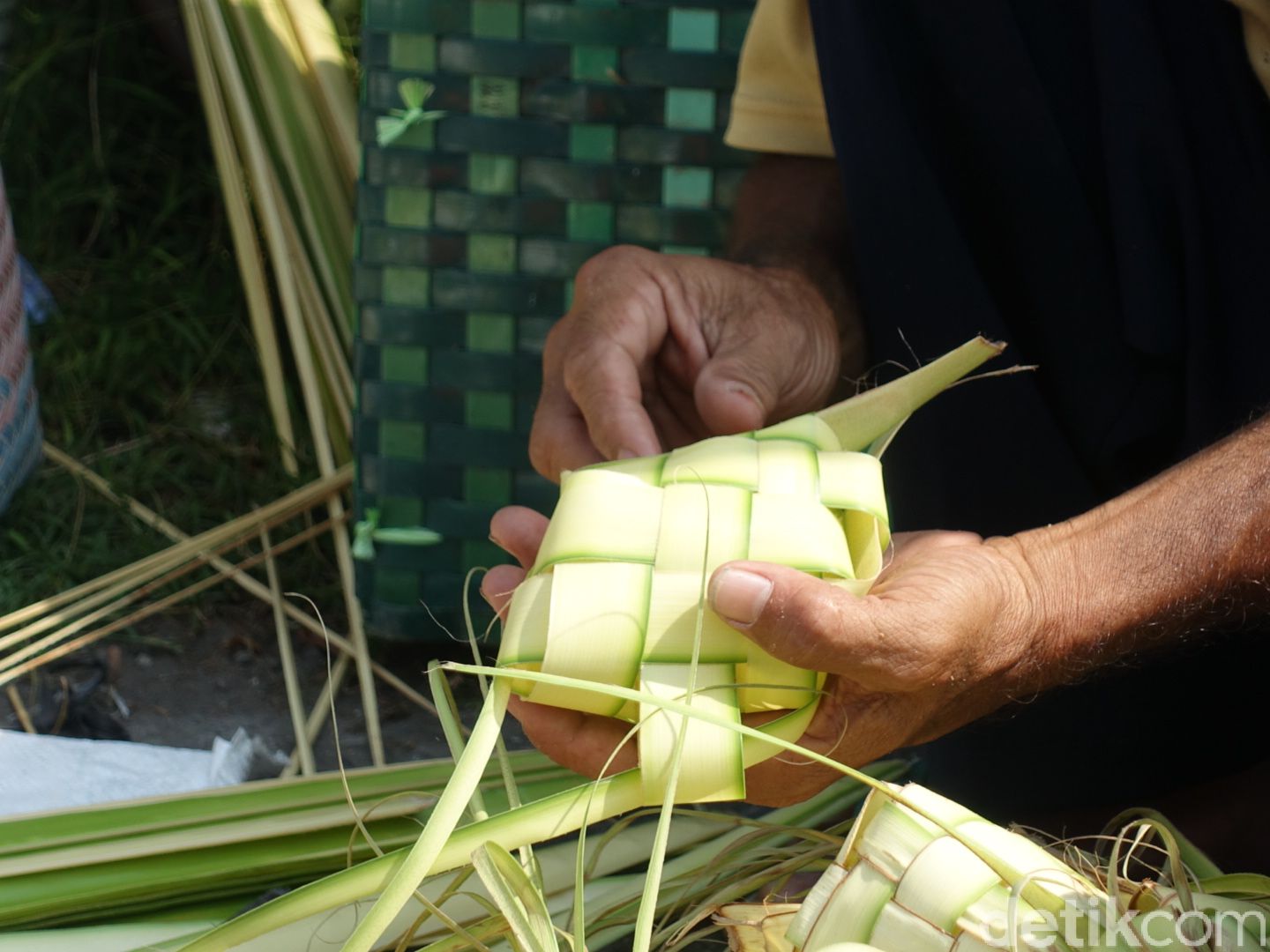H-1 Lebaran, Penjualan Kulit Ketupat Lesu