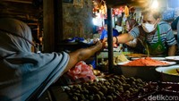 Pengunjung Pasar Jombang juga memadati area sayur mayur. 