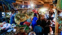 Warga membeli bumbu dapur dan rempah di Pasar Jombang. 