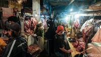 Ada juga yang membeli ikan kering yang sudah diasinkan. 