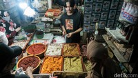 Ada pembeli dan pedagang yang tidak menggunakan masker atau menggunakan masker hanya sampai dagu. Tetapi, ada juga yang menggunakan masker menutupi mulut dan hidung. 