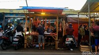 Lapak-lapak juga berjejer di pinggir jalanan. 