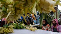 Ibu-ibu penjual kulit ketupat menunggu pembeli.  