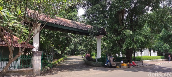 Tim detikcom menyambangi Hutan Kota Srengseng Jakarta Barat pada Rabu (12/5/2021). Di masa H-1 lebaran, destinasi wisata ini begitu lengang karena hanya ada pemancing di dalamnya. Tim detikcom menyambangi Hutan Kota Srengseng Jakarta Barat pada Rabu (12/5/2021). Di masa H-1 lebaran, destinasi wisata ini begitu lengang karena hanya ada pemancing di dalamnya.