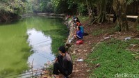 Warga memancing di Hutan Kota Srengseng Jakbar.