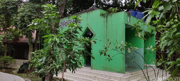 Musala di Hutan Kota Srengseng. Hutan Kota Srengseng Jakarta Barat memiiki fasilitas jogging track, area parkir, dan danau. Untuk sementara itu saja. Tujuan ke sini berjalan dan berolahraga, kata Shahnan. Musala di Hutan Kota Srengseng. Hutan Kota Srengseng Jakarta Barat memiiki fasilitas jogging track, area parkir, dan danau. Untuk sementara itu saja. Tujuan ke sini berjalan dan berolahraga, kata Shahnan.