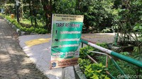 Hutan Kota Srengseng terletak di Jalan H. Kelik, RT.8/RW.6, Srengseng, Kecamatan Kembangan, Kota Jakarta Barat. Jika ingin ke sini kami sarankan untuk memakai kendaraan pribadi karena akses kendaraan umum masih kurang memadai.