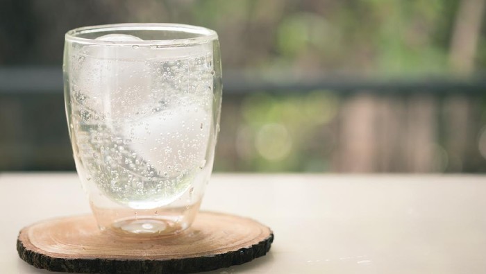Ilustrasi minuman soda Tonic cocktail with ice in glass on wood table