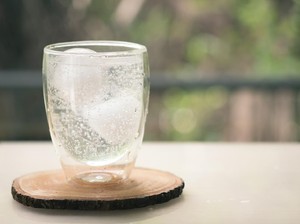 Minum Air Dingin Saat Cuaca Panas, Aman atau Berbahaya?