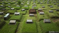 Tidak ada aktivitas peziarah keluar-masuk area makam.