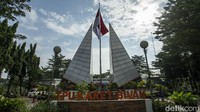 Pintu masuk di sisi utara dan timur terpantau dalam kondisi tertutup. Akses keluar-masuk sifatnya hanya terbatas untuk petugas pengamanan dalam (pamdal) atau petugas makam.