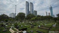 Sebelumnya, Gubernur DKI Jakarta Anies Baswedan mengatakan kegiatan ziarah di TPU di Jabodetabek ditiadakan mulai 12 hingga 16 Mei mendatang.