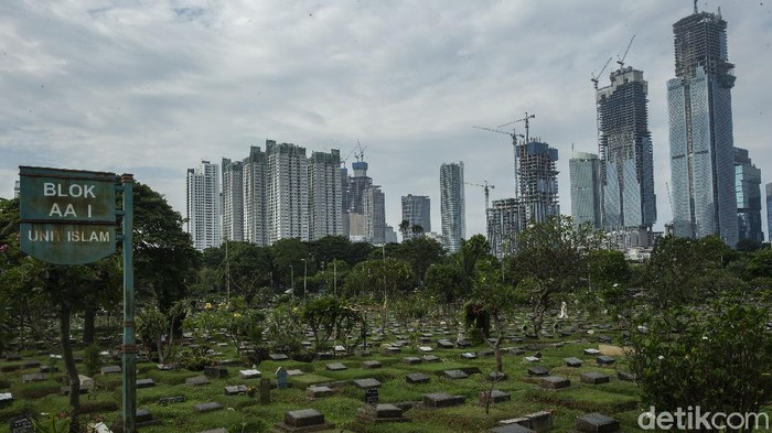 Kegiatan ziarah di TPU wilayah Jabodetabek ditiadakan sejak Rabu (12/5) hingga 16 Mei mendatang. Kondisi TPU Karet Bivak, Tanah Abang, Jakarta Pusat, sepi dari peziarah.